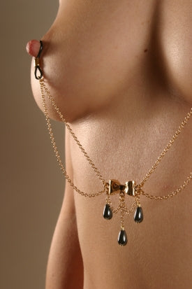 Nipple chain with bowtie and three hematite pendants in Gold